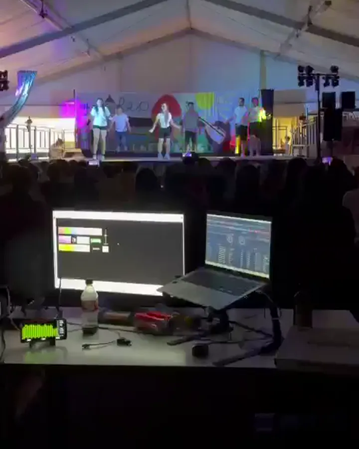 La mia postazione in consolle durante un evento sotto il tendone